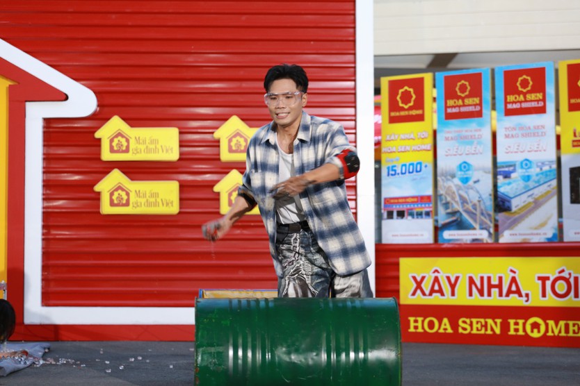 Rapper Phúc Du xúc động kể tuổi thơ cha mất sớm, mẹ bán bánh mì nuôi con - Ảnh 1.