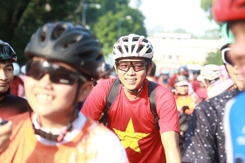 NewZround: Cuộc đua xe đạp phong trào làm nóng đường đua sáng ngày 30/4 tại TP. Hồ Chí Minh - Ảnh 4.