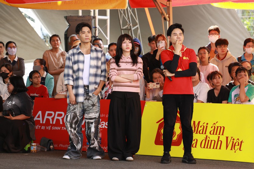 Rapper Phúc Du xúc động kể tuổi thơ cha mất sớm, mẹ bán bánh mì nuôi con - Ảnh 2.