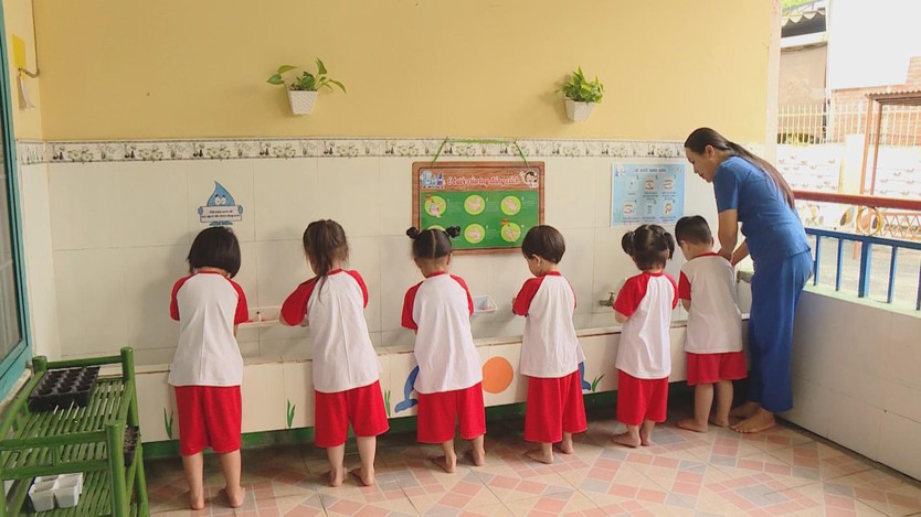 Chủ động phòng chống bệnh tay chân miệng tại trường mầm non - Ảnh 2.