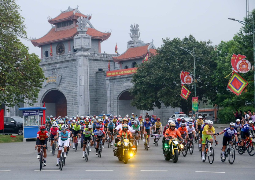 Khoảnh khắc đẹp Chặng 2: Vòng đua từ Việt Trì - Vĩnh Yên - Đông Anh - Ảnh 2.