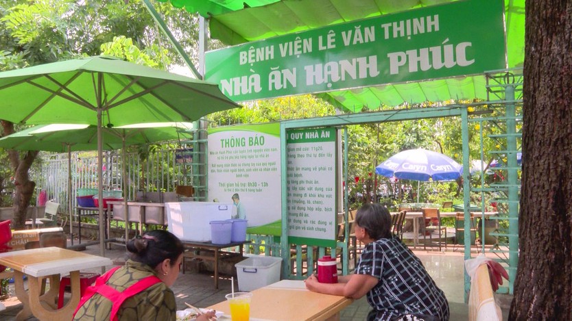 “Nhà ăn hạnh phúc”: Hơn 5 năm trao ngàn bữa cơm 0 đồng - Ảnh 2.