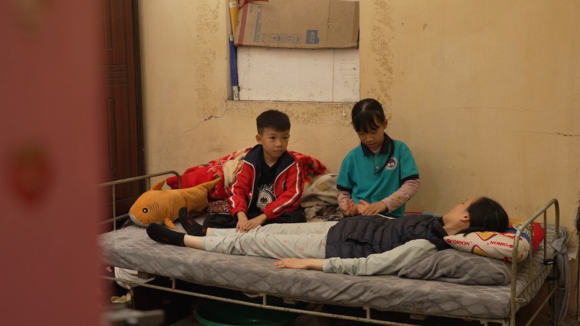 Mái ấm gia đình Việt: Minh Ngọc chăm mẹ liệt nửa người, phụ ngoại nuôi ba em nhỏ - Ảnh 2.
