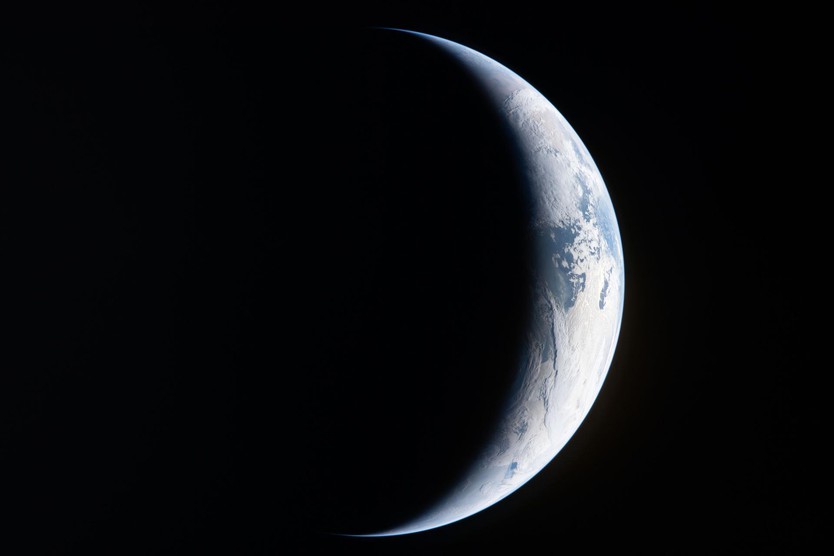 NASA công bố những hình ảnh ấn tượng trong sứ mệnh Artemis II - Ảnh 1.