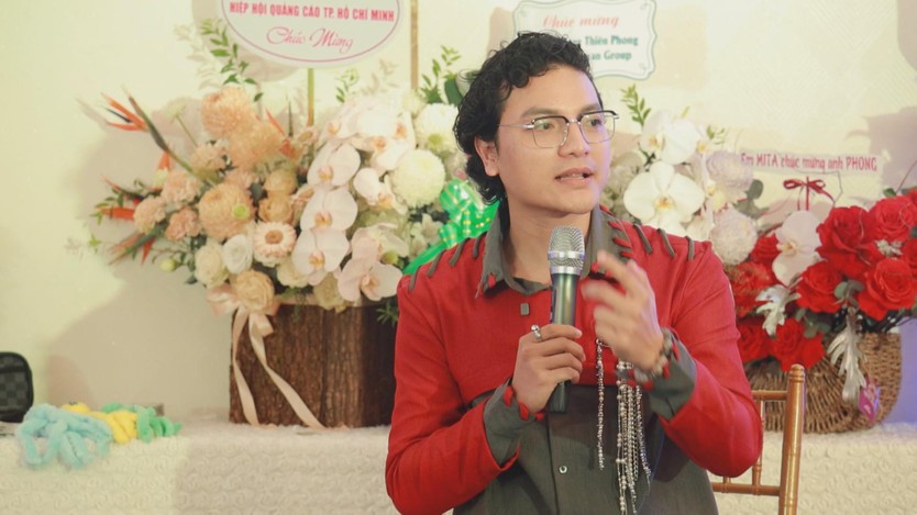 10 năm cầm bút của Đặng Thiên Phong: Từ những bản thảo bị từ chối đến hành trình bơi cùng "Cá Mập Voi" - Ảnh 1.