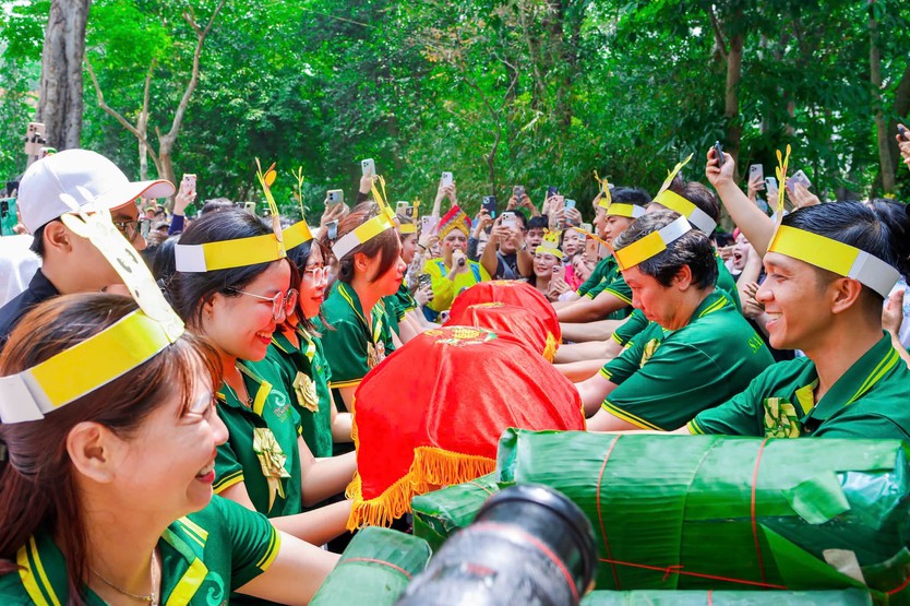 “Đám cưới” hươu cao cổ đầu tiên tại Thảo Cầm Viên hút nghìn khách tham dự- Ảnh 4.