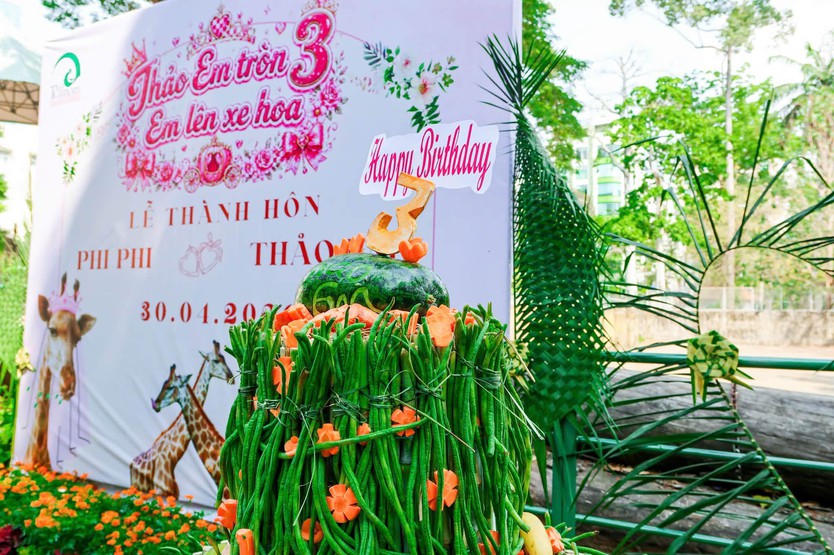 “Đám cưới” hươu cao cổ đầu tiên tại Thảo Cầm Viên hút nghìn khách tham dự- Ảnh 1.