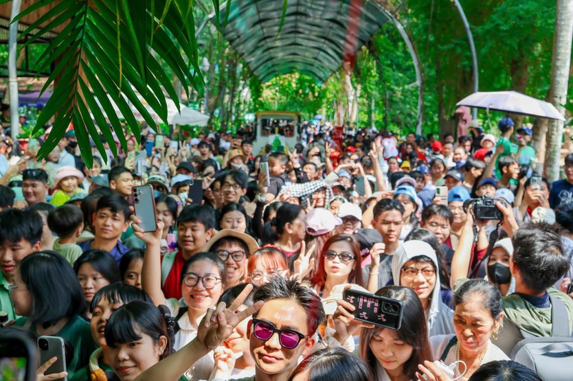 “Đám cưới” hươu cao cổ đầu tiên tại Thảo Cầm Viên hút nghìn khách tham dự- Ảnh 11.