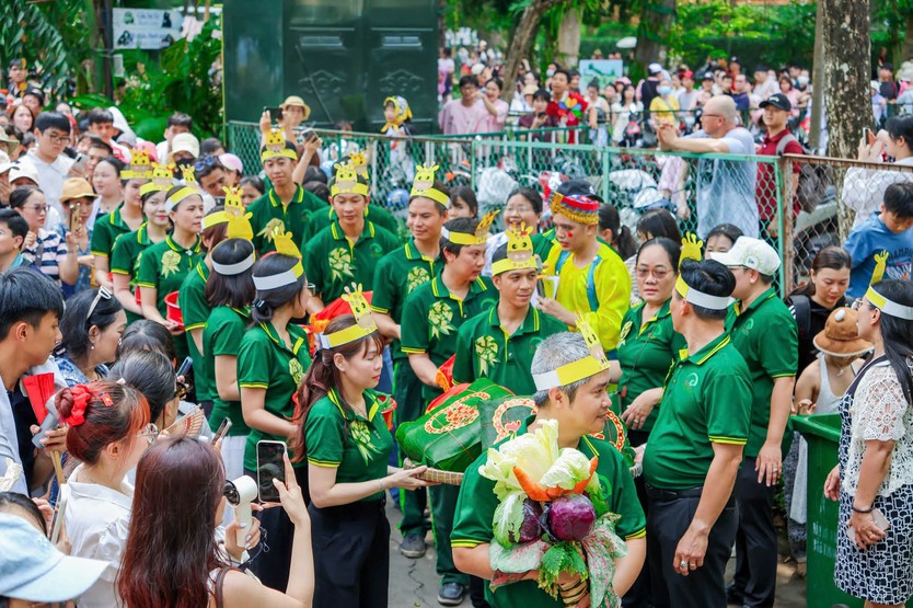“Đám cưới” hươu cao cổ đầu tiên tại Thảo Cầm Viên hút nghìn khách tham dự- Ảnh 7.