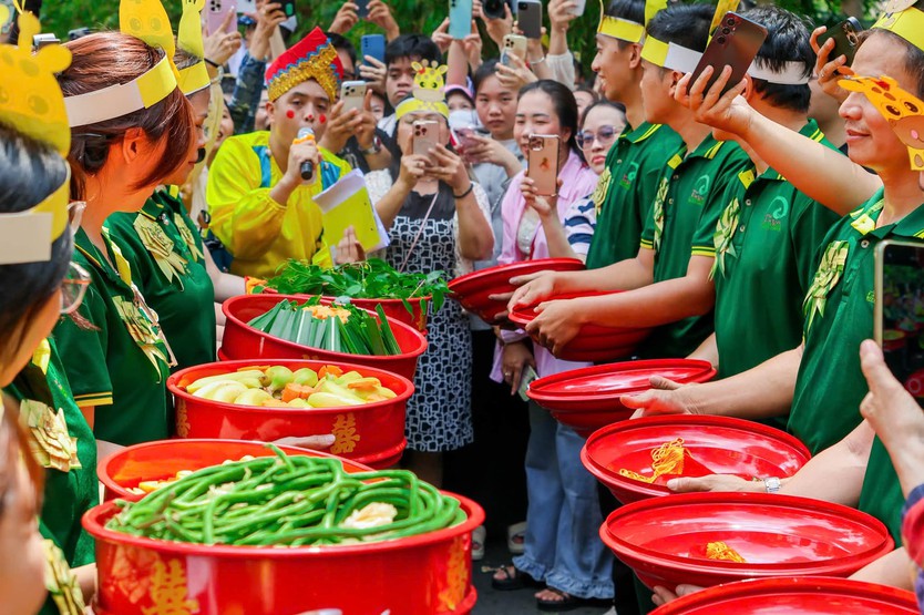 “Đám cưới” hươu cao cổ đầu tiên tại Thảo Cầm Viên hút nghìn khách tham dự- Ảnh 5.