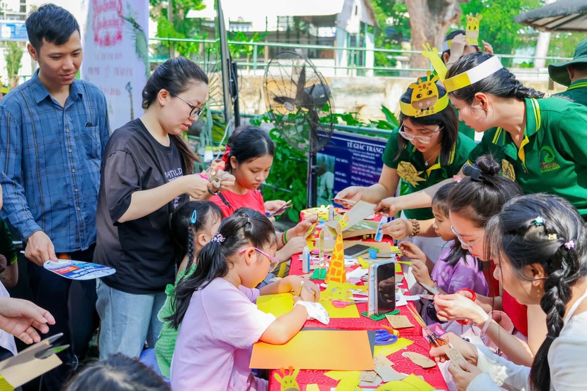 “Đám cưới” hươu cao cổ đầu tiên tại Thảo Cầm Viên hút nghìn khách tham dự- Ảnh 9.
