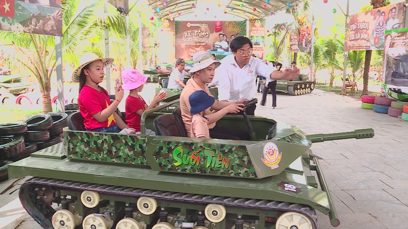 TP. Hồ Chí Minh: Hấp dẫn mô hình trải nghiệm "Xe tăng hành trình chiến xa"- Ảnh 1.