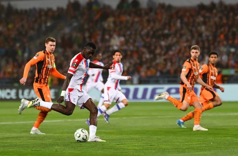 Ismaila Sarr lập kỷ lục ghi bàn, Crystal Palace đặt một chân vào chung kết- Ảnh 1.
