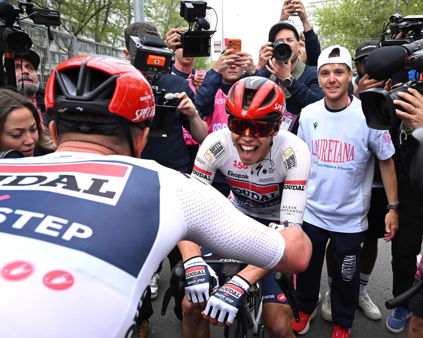 Paul Magnier thắng chặng mở màn Giro d'Italia 2026 trong hỗn loạn- Ảnh 1.