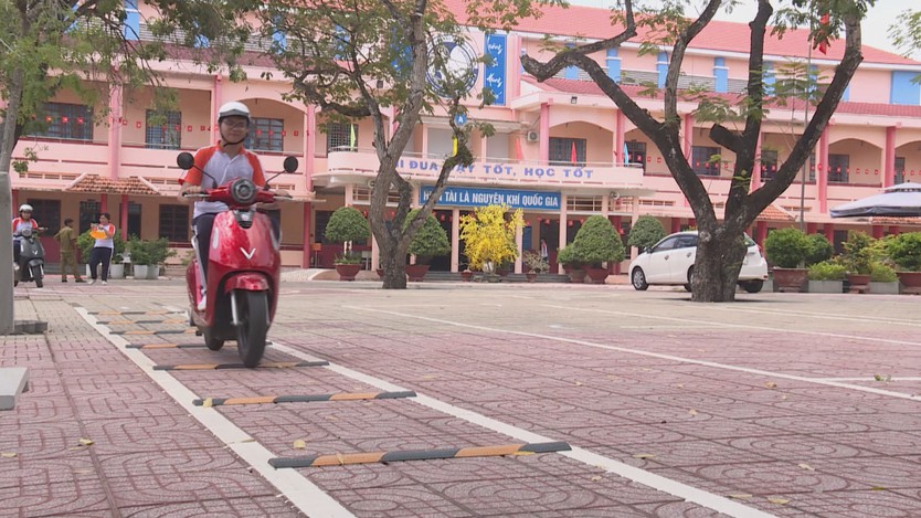 Học sinh TP. Hồ Chí Minh nâng cao ý thức tham gia giao thông an toàn - Ảnh 1.