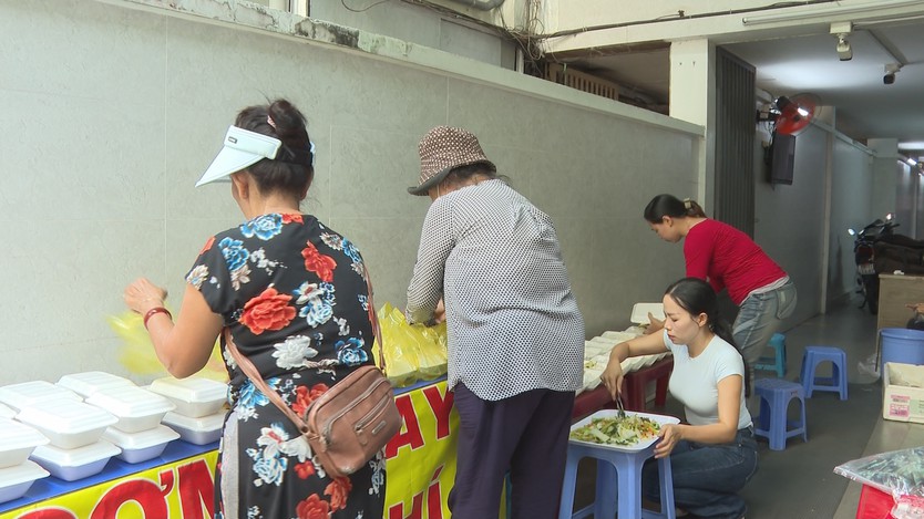 7 năm bền bỉ những suất cơm nghĩa tình giữa lòng thành phố- Ảnh 3.