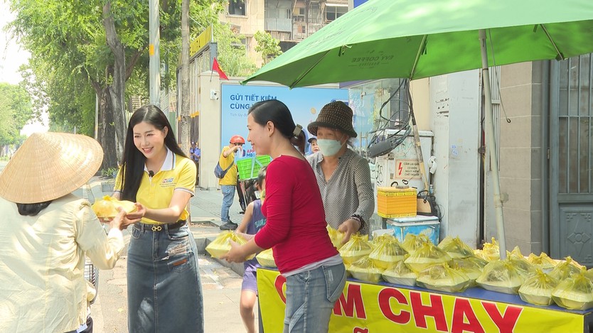 7 năm bền bỉ những suất cơm nghĩa tình giữa lòng thành phố- Ảnh 4.