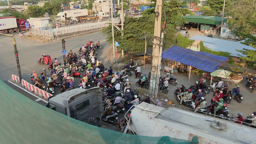 Gỡ vướng mặt bằng, tăng tốc thi công nút giao Mỹ Thủy- Ảnh 1.