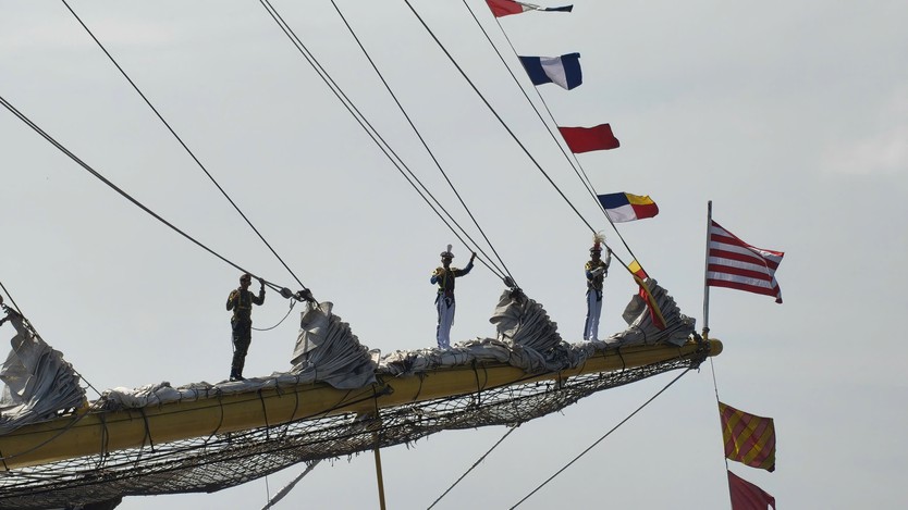 Chuyến thăm hữu nghị của tàu huấn luyện Hải quân Indonesia Kri Bima Suci tới TP. Hồ Chí Minh- Ảnh 2.