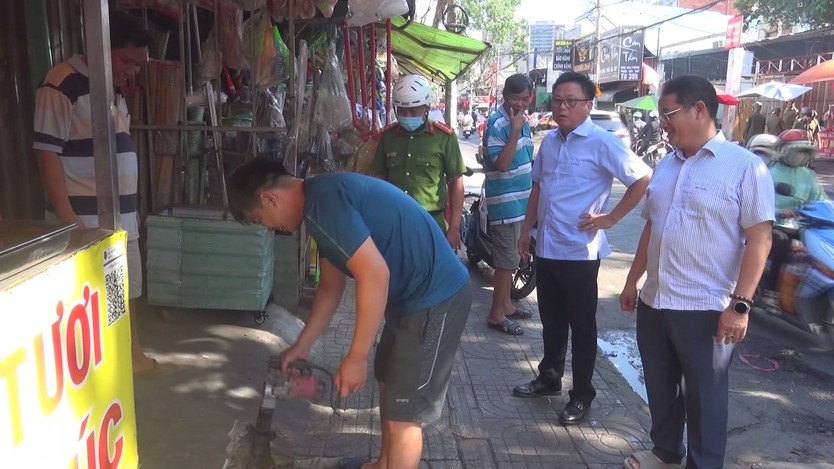 TP. Hồ Chí Minh: Xử lý hơn 33.000 trường hợp lấn chiếm vỉa hè sau 4 tháng ra quân - Ảnh 3.