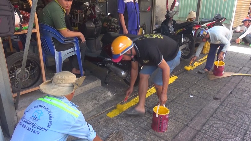 TP. Hồ Chí Minh: Xử lý hơn 33.000 trường hợp lấn chiếm vỉa hè sau 4 tháng ra quân - Ảnh 2.