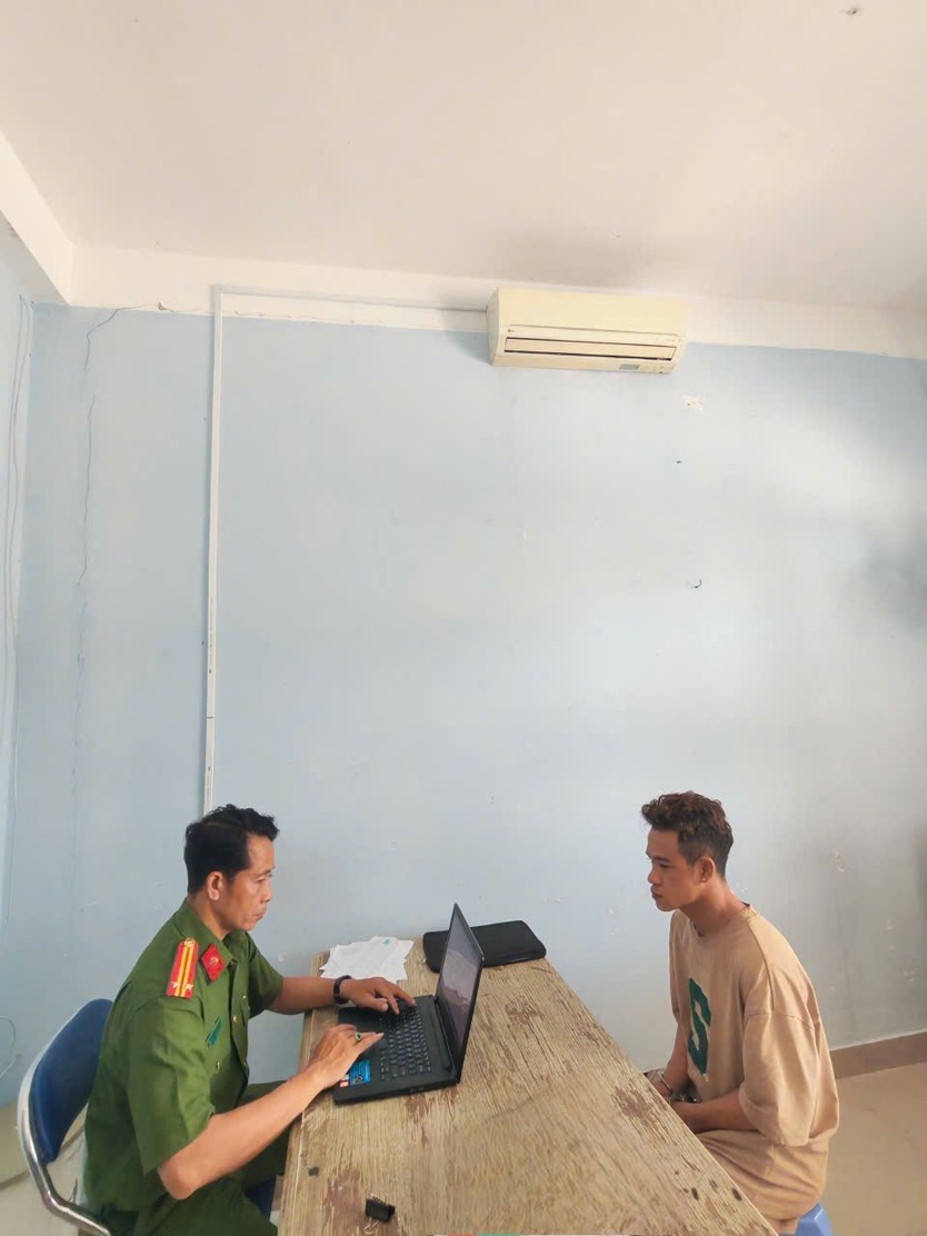 Bắt giữ đối tượng trộm cắp tài sản tại tại Miếu Bà Chúa Xứ Nguyên Nhung, phường Long Nguyên - Ảnh 2.