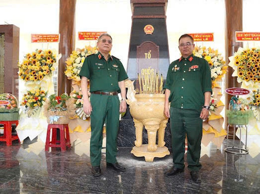 Dâng hoa, dâng hương tưởng nhớ 62 liệt sĩ Trung đoàn 271 tại xã An Ninh (tỉnh Tây Ninh)- Ảnh 5.
