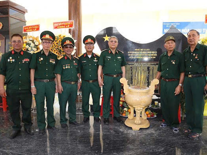Dâng hoa, dâng hương tưởng nhớ 62 liệt sĩ Trung đoàn 271 tại xã An Ninh (tỉnh Tây Ninh)- Ảnh 4.