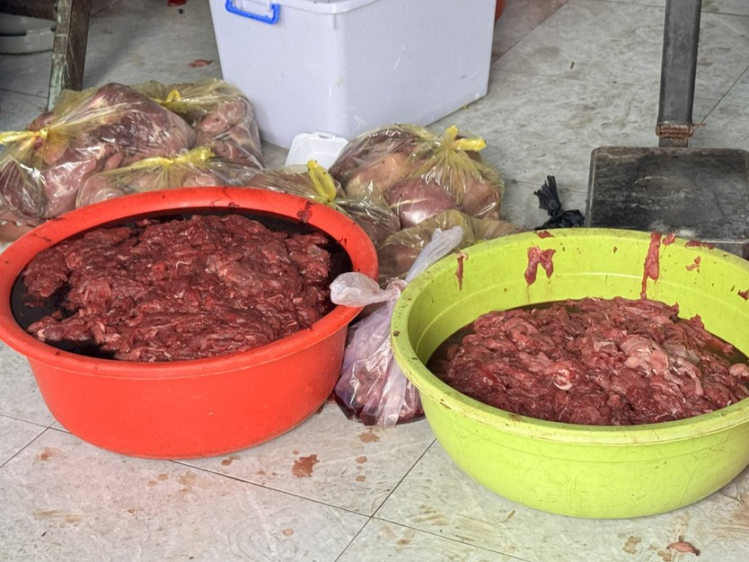 Khởi tố 2 đối tượng "phù phép" thịt heo nái thành thịt bò, thu lợi bất chính hơn 9 tỷ đồng - Ảnh 6.