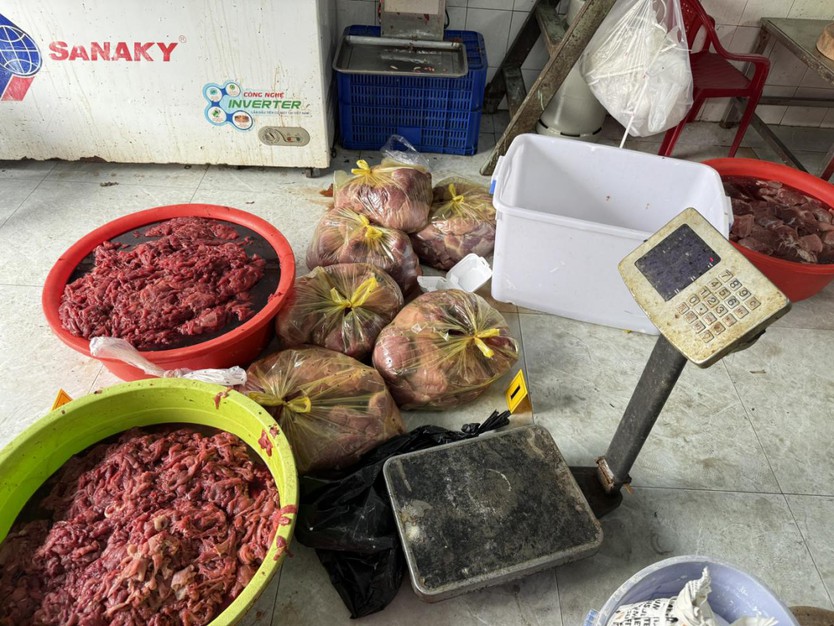 Khởi tố 2 đối tượng "phù phép" thịt heo nái thành thịt bò, thu lợi bất chính hơn 9 tỷ đồng - Ảnh 5.