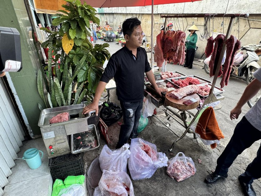 Khởi tố 2 đối tượng "phù phép" thịt heo nái thành thịt bò, thu lợi bất chính hơn 9 tỷ đồng - Ảnh 1.