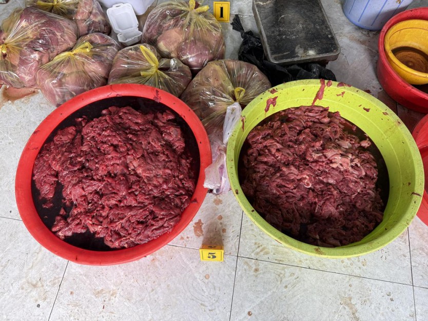 Khởi tố 2 đối tượng "phù phép" thịt heo nái thành thịt bò, thu lợi bất chính hơn 9 tỷ đồng - Ảnh 7.