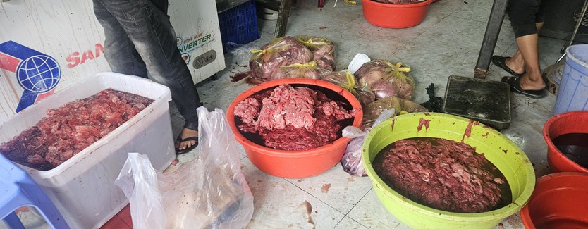 Khởi tố 2 đối tượng "phù phép" thịt heo nái thành thịt bò, thu lợi bất chính hơn 9 tỷ đồng - Ảnh 3.