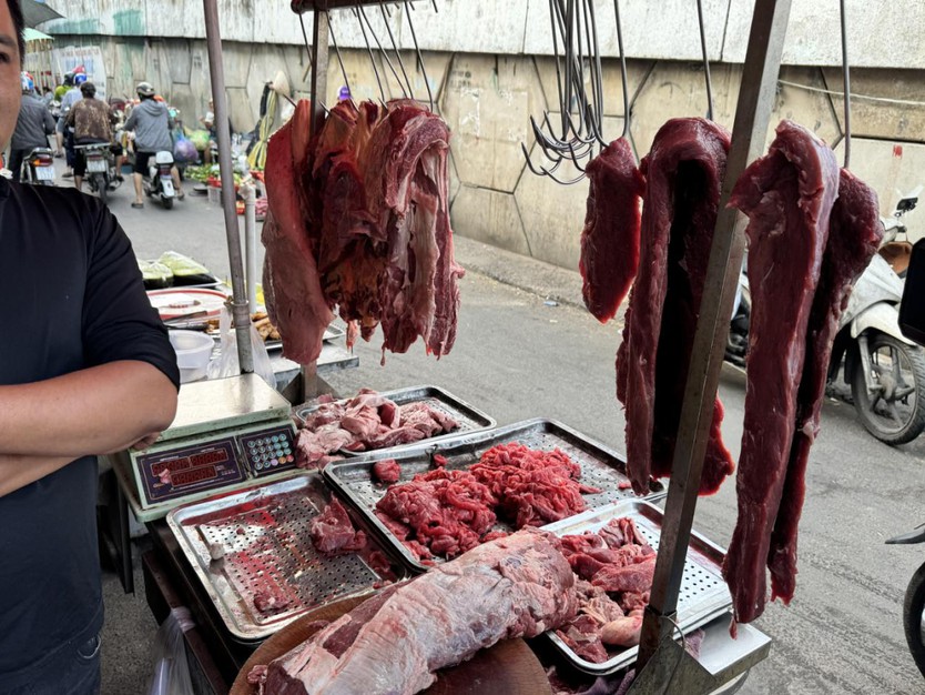 Khởi tố 2 đối tượng "phù phép" thịt heo nái thành thịt bò, thu lợi bất chính hơn 9 tỷ đồng - Ảnh 2.