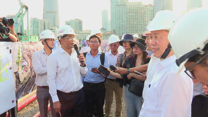 Công trình cầu đi bộ qua sông Sài Gòn chính thức đổ bê tông trụ chính, tăng tốc về đích dịp lễ 2/9 - Ảnh 2.