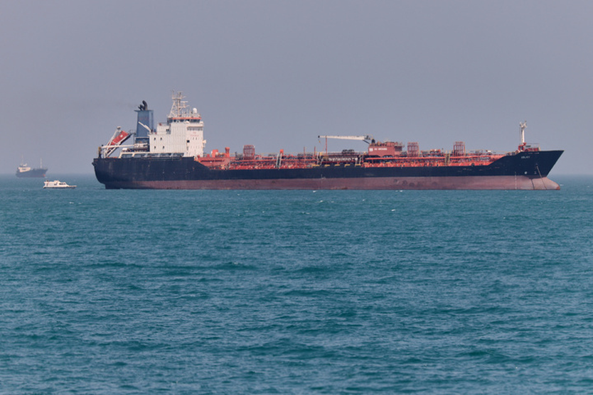 Mỹ trừng phạt mạng lưới hỗ trợ Iran bán dầu - Ảnh 1.