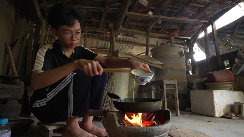 Ước mơ làm giáo viên của cậu học trò nghèo chăm ông ngoại bệnh nặng - Ảnh 1.