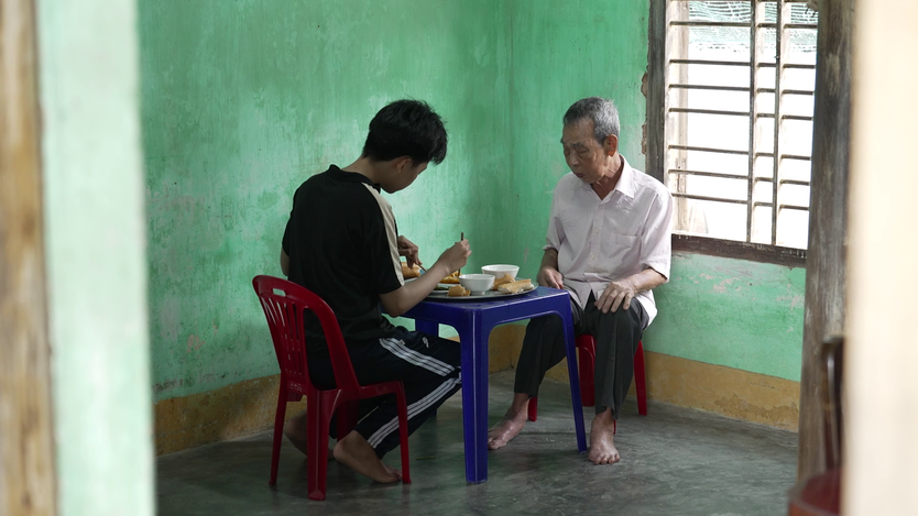 Ước mơ làm giáo viên của cậu học trò nghèo chăm ông ngoại bệnh nặng - Ảnh 4.