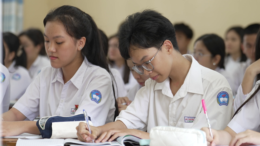 Ước mơ làm giáo viên của cậu học trò nghèo chăm ông ngoại bệnh nặng - Ảnh 7.