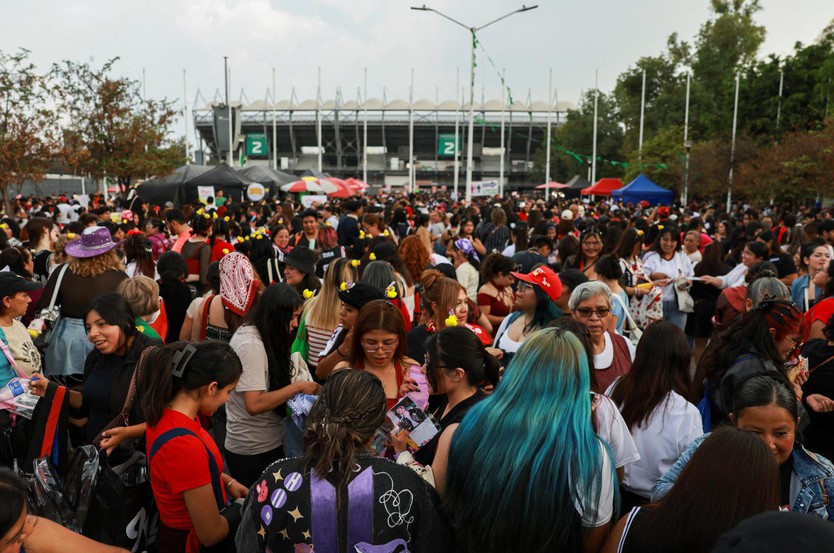 Concert BTS thu hút 150.000 khán giả Mexico, thu về hơn 100 triệu USD - Ảnh 1.