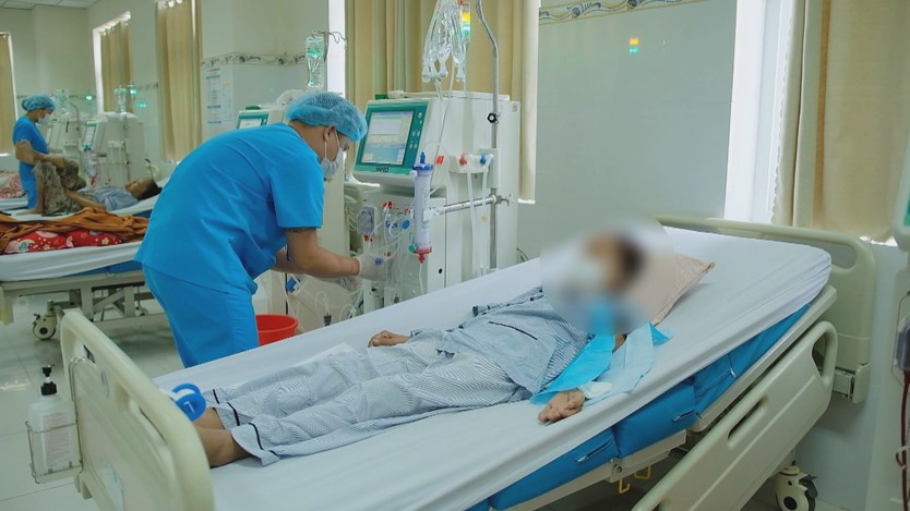 Nguy kịch vì suy thận cấp do thói quen ít uống nước khi làm việc dưới nắng gắt- Ảnh 1.