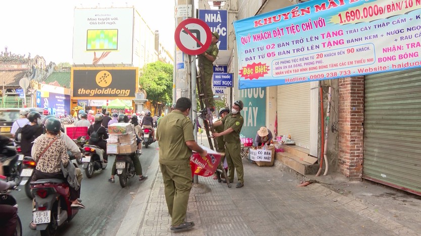 TP. Hồ Chí Minh: Phạt đến 20 triệu đồng cho hành vi dán quảng cáo trái phép - Ảnh 2.