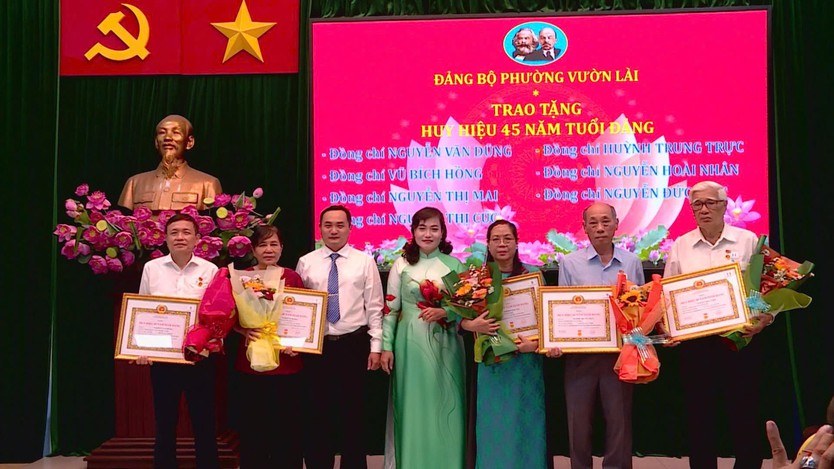 Phường Vườn Lài tổ chức trao Huy hiệu Đảng đợt 19/5- Ảnh 2.