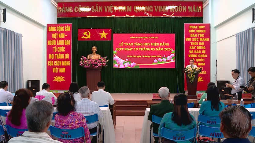 Phường Vườn Lài tổ chức trao Huy hiệu Đảng đợt 19/5- Ảnh 4.