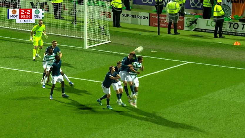 Tranh cãi penalty phút 100 khiến cuộc đua vô địch Scotland nghẹt thở đến vòng cuối - Ảnh 1.