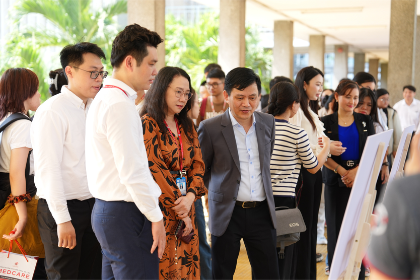 Khai mạc triển lãm ảnh "Nếu là tôi" tại Đại học Y Dược TP. Hồ Chí Minh - Ảnh 3.
