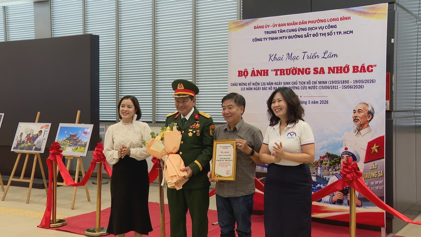 “Trường Sa nhớ Bác” giữa không gian metro TP. Hồ Chí Minh - Ảnh 1.