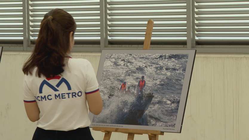 “Trường Sa nhớ Bác” giữa không gian metro TP. Hồ Chí Minh - Ảnh 3.