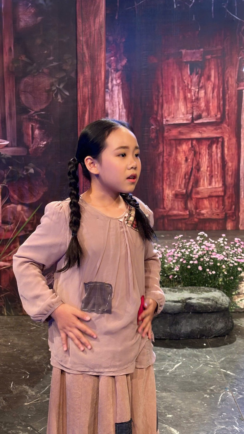 Helen Vũ Hoá thân cô chị hiền lành trong "Hô Biến kỳ 70 - Bà Chúa Tuyết"  - Ảnh 1.