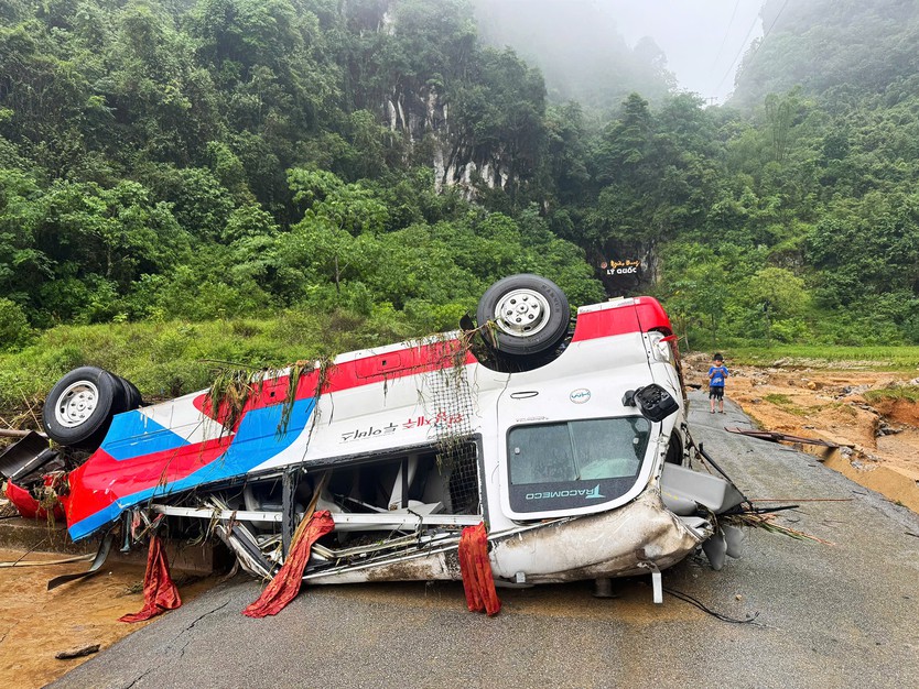 Lũ dữ cuồn cuộn trong đêm, xe khách 29 chỗ bị 'vò nát' giữa dòng nước xiết- Ảnh 1.